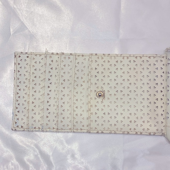 DISNEY WINNIE the POOH WHITE FAUX LEATHER PERFORATED CLUTCH WALLET - Picture 11 of 15